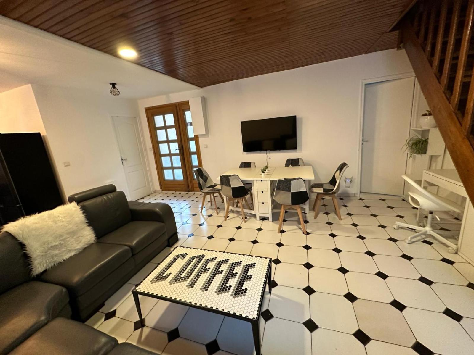 Agreable Appartement Dans Une Maison Saint-Denis-en-Margeride Exterior foto