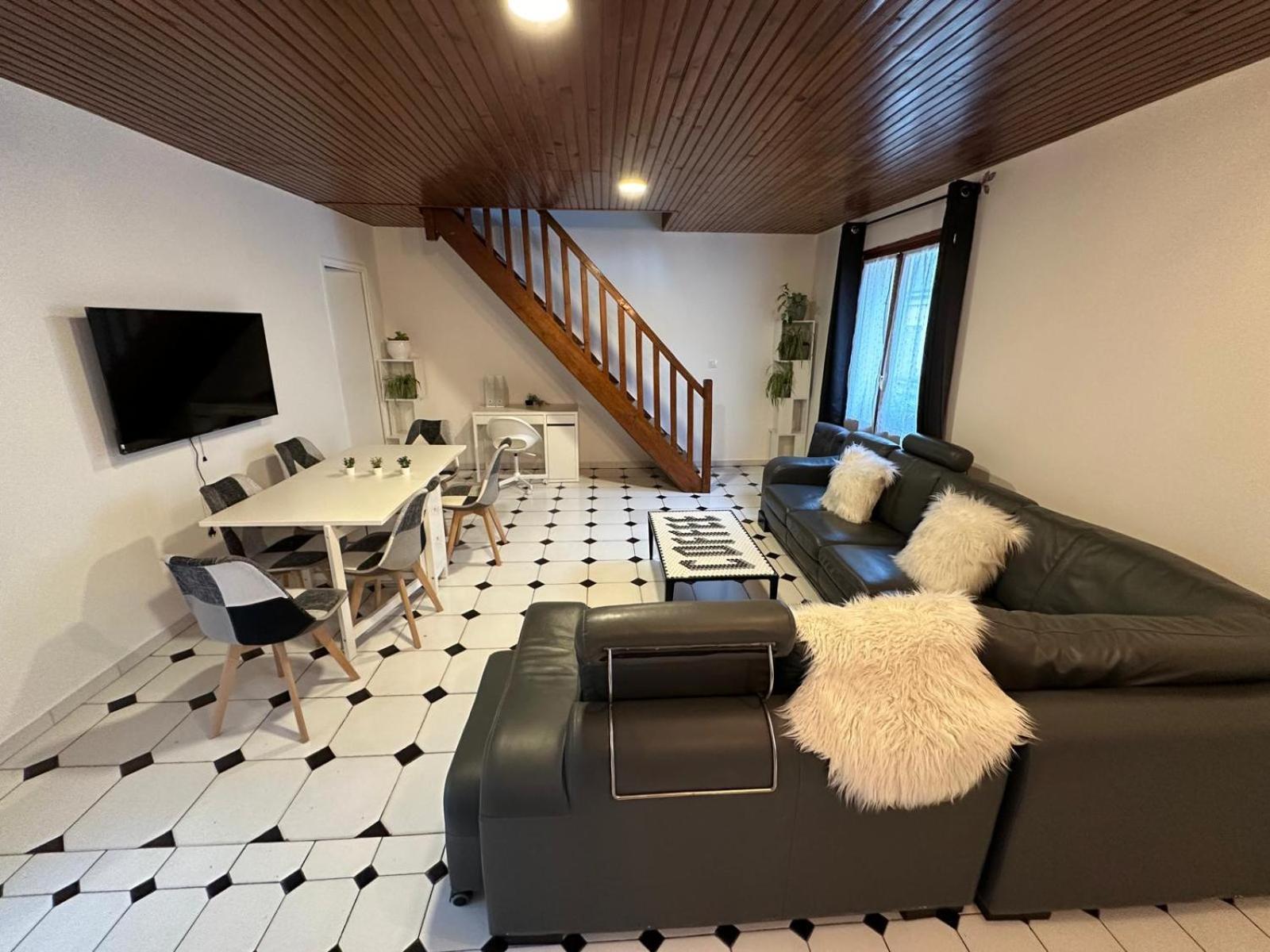 Agreable Appartement Dans Une Maison Saint-Denis-en-Margeride Exterior foto