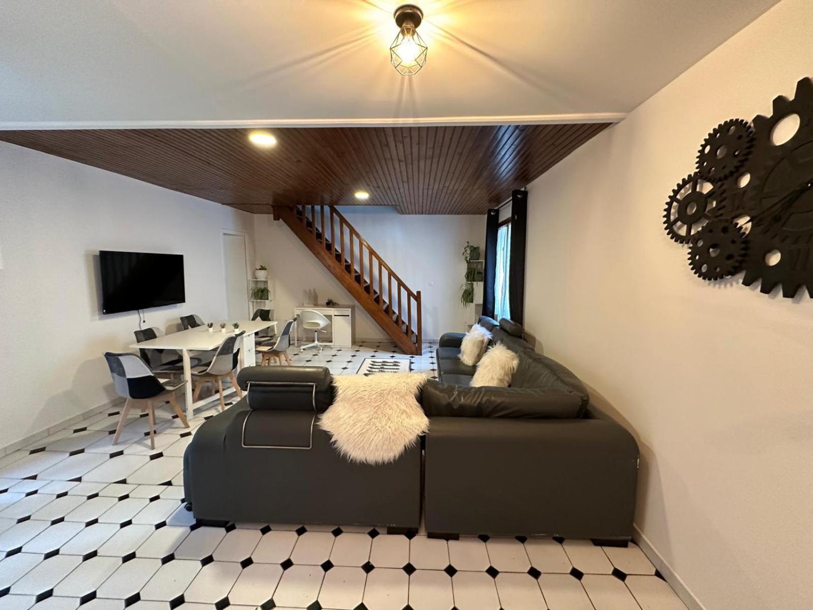 Agreable Appartement Dans Une Maison Saint-Denis-en-Margeride Exterior foto