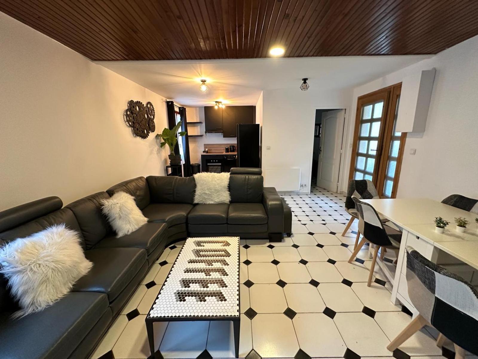 Agreable Appartement Dans Une Maison Saint-Denis-en-Margeride Exterior foto